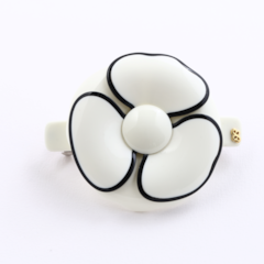 Presilha Flor Camélia com Borda Off White/Preta